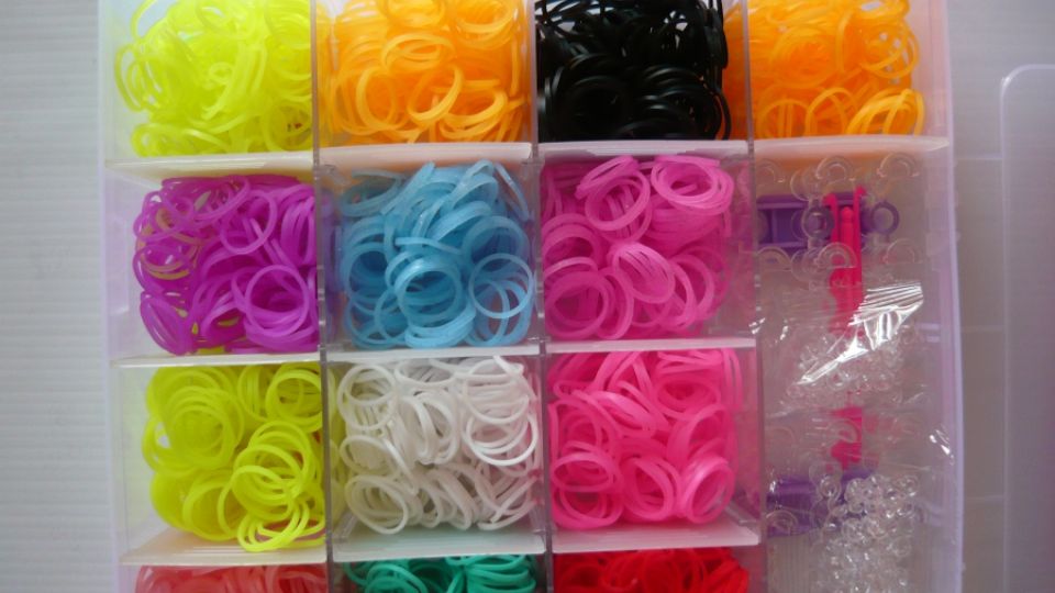 Bezpečné gumičky loom bands pod stromeček pomůže vybrat „Gumičkový rádce“