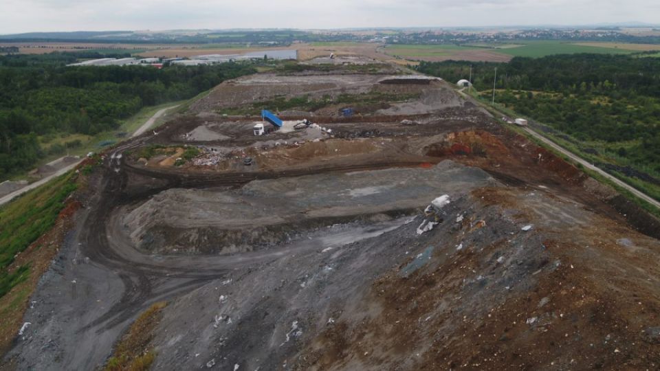 Ohrožená voda, toxické látky bez kontroly a narušení lokality divokých koní. Skládka Benátky nad Jizerou