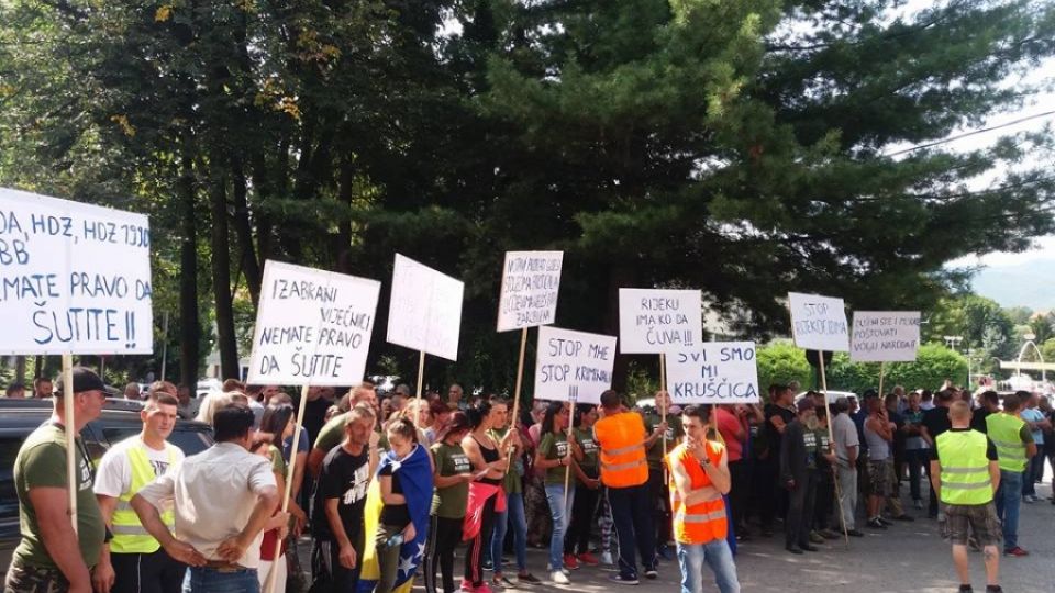 Riot police forcibly remove residents defending river against hydropower