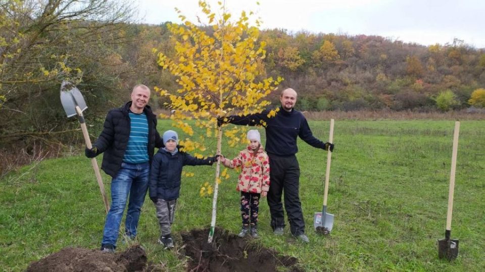 Посадка деревьев в Молдове: леса спасают наши реки