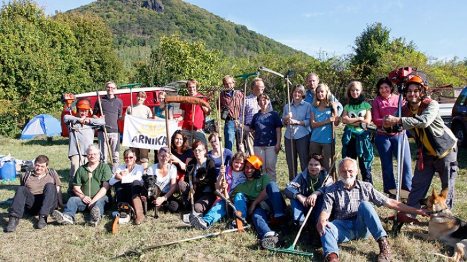 Kosení luk pod Lipskou horou - zažijte víkend v Českém středohoří s Arnikou