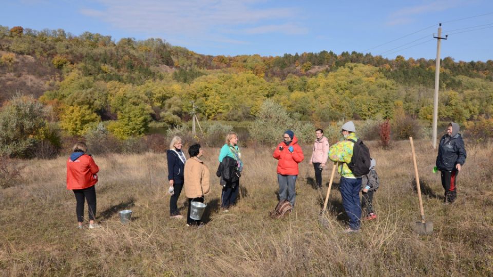 Dozens of volunteers planted 1400 new trees in the Dniester floodplain