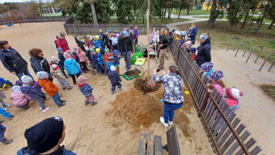 Pojďte s námi sázet strom pro děti! Uvidíme se ve čtvrtek 13. 4. na ďáblickém sídlišti!