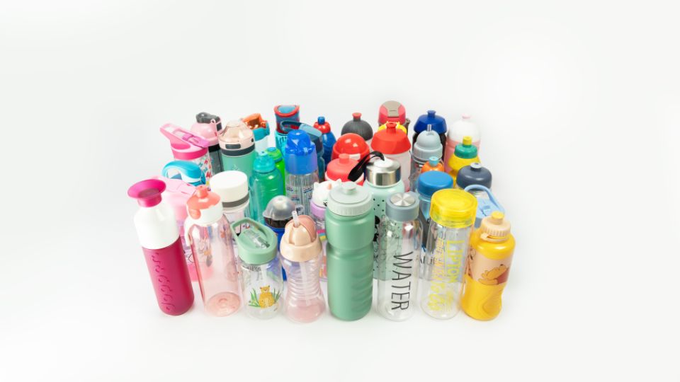 Plastic bottles for children contain harmful plasticisers. Some of them were purchased in the Czech Republic