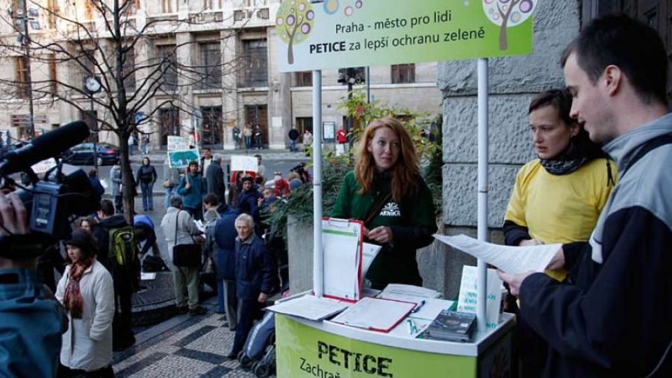 Magistrát zavolal policii na petiční stánek, Arnika podává žalobu proti omezování demokracie