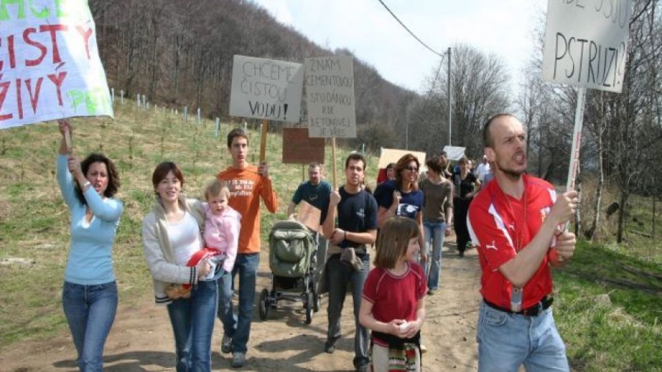 Demonstrace proti ničení Jílovského potoka 