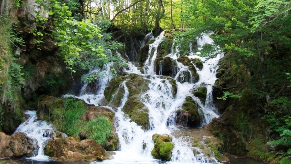 Will the Rakitnica waterfalls get trapped by pipes?