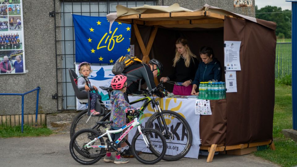 Kolem padesáti cyklistů vyjádřilo účastí na Tour de Aleje podporu stromům