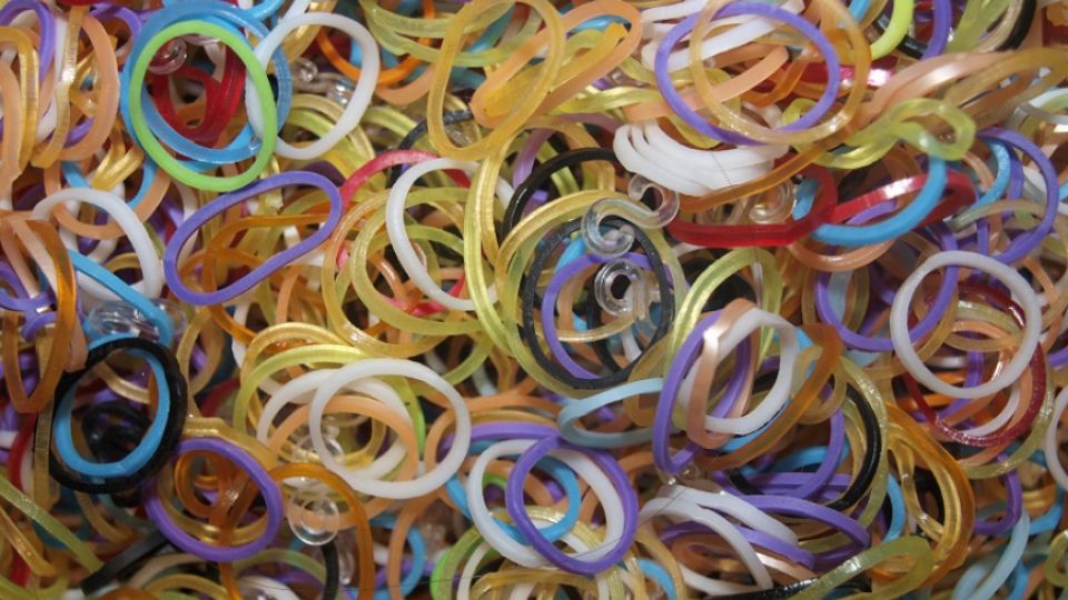 Některé sady populárních gumiček pro děti „loom bands“ obsahují ftaláty