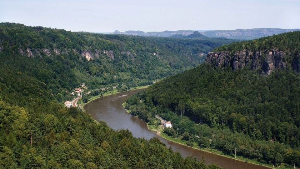 The weir at Decin could possibly destroy the protected natural environment, people call upon the government to make it stop