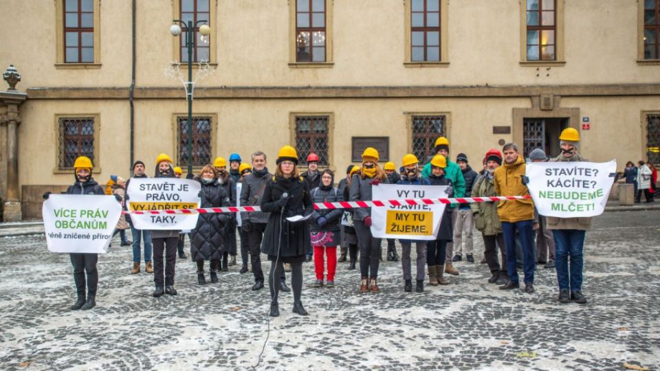 K otevřenému dopisu poslancům se už připojilo 101 spolků z celé ČR. Chtějí, aby podpořili možnost ekologických organizací aktivně se vyjadřovat k záměrům developerů