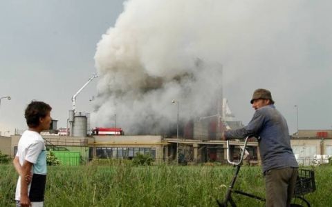 Spalování odpadu přispívá k trojité planetární krizi, tvrdí nová, komplexní studie