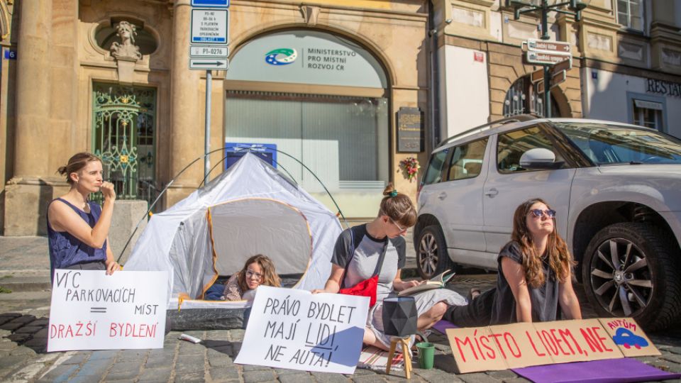 Dvě auta na byt, nulová adaptace na klima a bydlení ve sklepě?! MMR novelizuje vyhlášku o stavbách