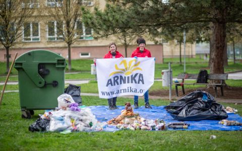 Velká část obsahu černých popelnic se dá recyklovat, ve spalovně končit nemusí