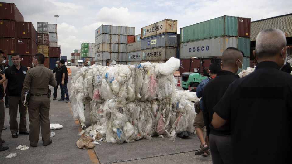 International cooperation is the answer to global pollution, scientists confirmed at the Prague conference