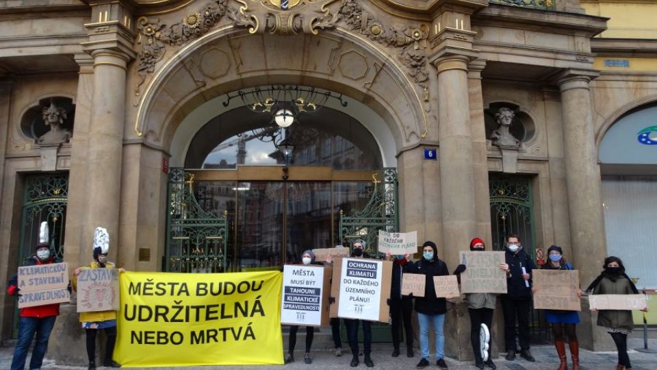 Města budou udržitelná nebo mrtvá! Arnika, AutoMat a Nesehnutí protestovali před Ministerstvem pro místní rozvoj