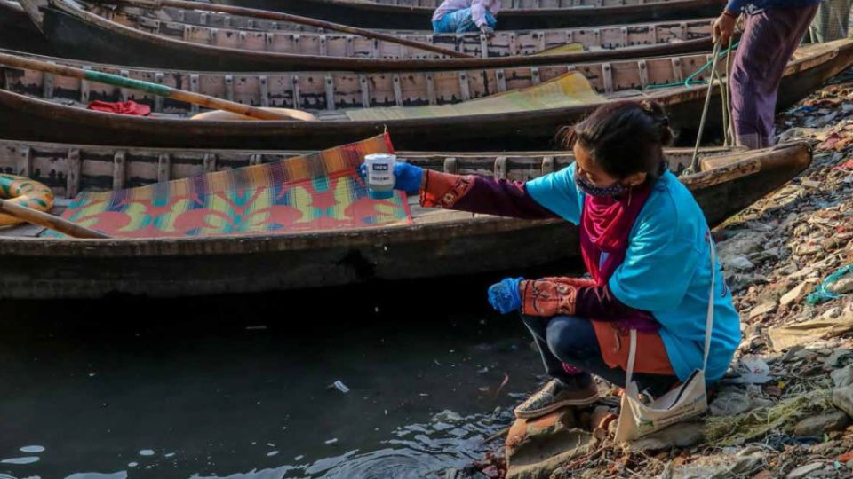 Studie odhalila významné znečištění vody látkami PFAS v Bangladéši. Vinen je textilní průmysl