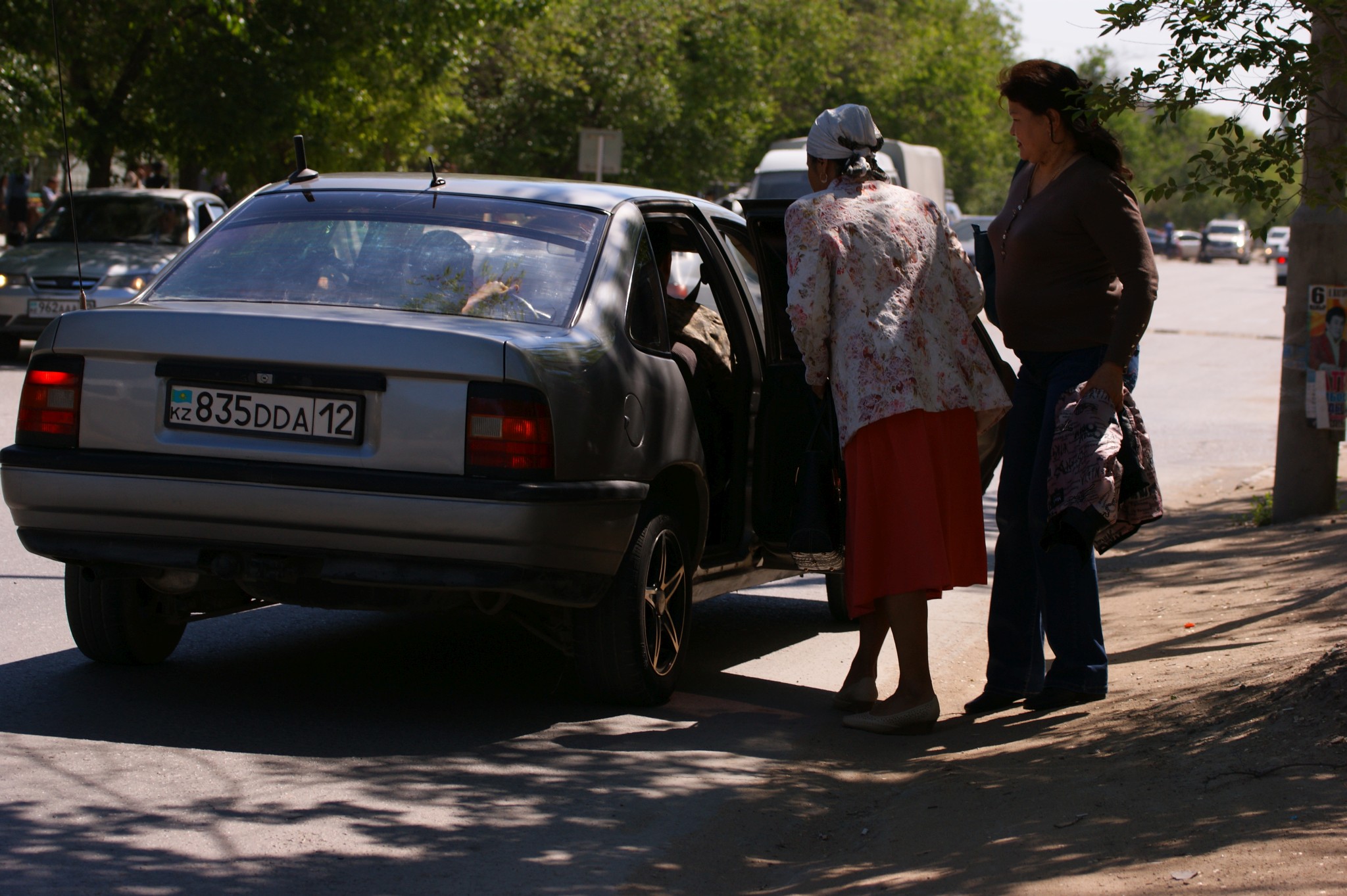 Tyhle dvě paní stály u krajnice asi 20 sekund, jedna z nich zvedla ruku, zastavilo auto a už nastupovaly. Někdy to sice trvá třeba dvě tři minuty, ale obvykle je čekačka v řádu desítek sekund.