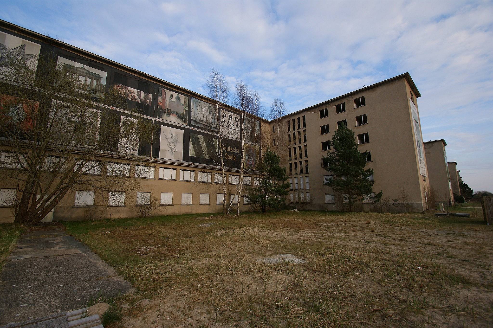 Prora - místo našeho ubytování, nedostavěný mamutí rekreační objekt, někdejší kasárna východoněmecké verze "pomocných technických praporů"