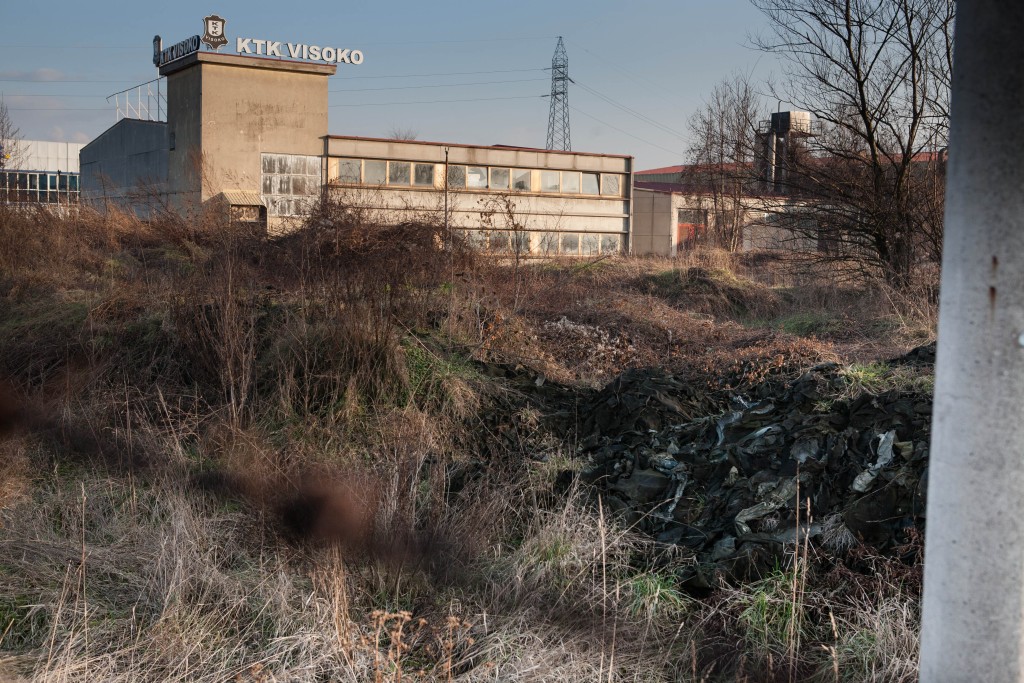 Visocké koželužny po balkánské válce koupila německá firma Prevent. Vyrábí se zde hlavně kožené potahy autosedaček pro celou řadu automobilek. V areálu závodu zůstávají hromady zbytků zvířecích kůží nasáklé řadou chemických látek. Továrna zřejmě nemá čistírnu odpadních vod, a tak všechny chemikálie končí v řece Bosně.